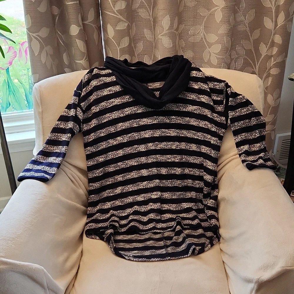 Absolutely Famous Women's Lrg top with removable scarf